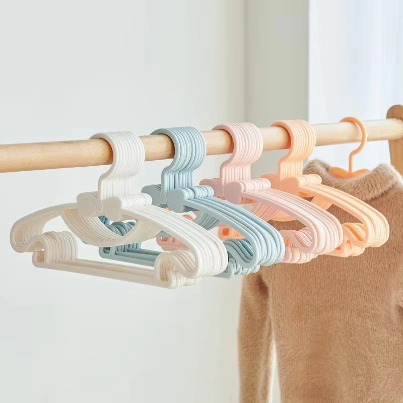 Baby Clothing Display - 10 個ベビー服ハンガーラックポータブルプラスチックタオルディスプレイスカーフハンガー防風子供コートハンガー衣類オーガナイザー