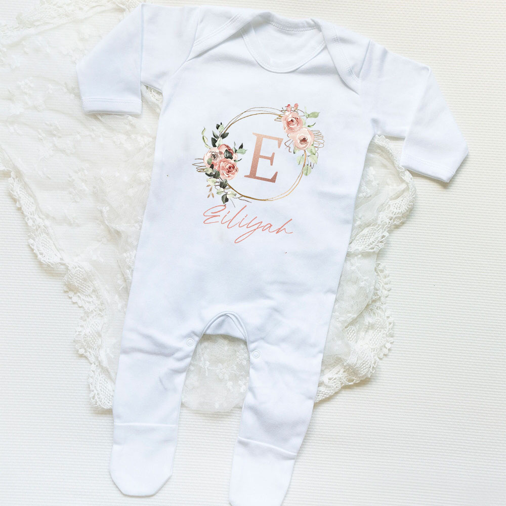 パーソナライズされた女の赤ちゃんスリープスーツ世界へようこそ - Baby Clothing Names のレビューと価格