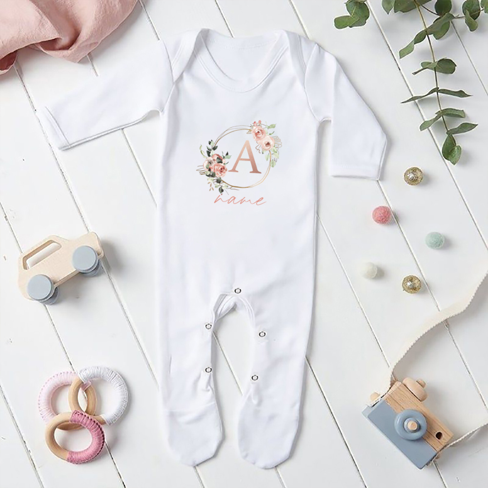 パーソナライズされた女の赤ちゃんスリープスーツ世界へようこそ - Baby Clothing Names のレビューと価格