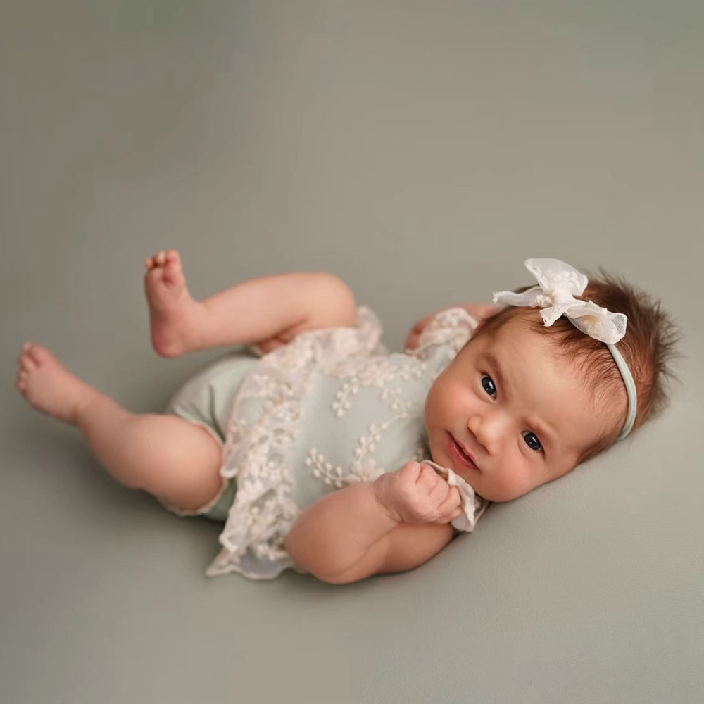 気まぐれな新生児女の子用パステルグリーンレースフリルロンパー - Baby Clothing Deals のレビューと価格
